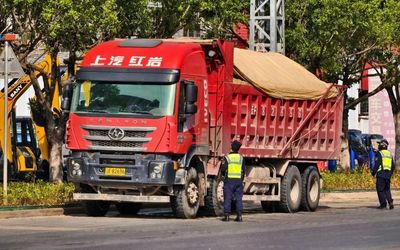 楚雄市加强城市道路泥土污染治理